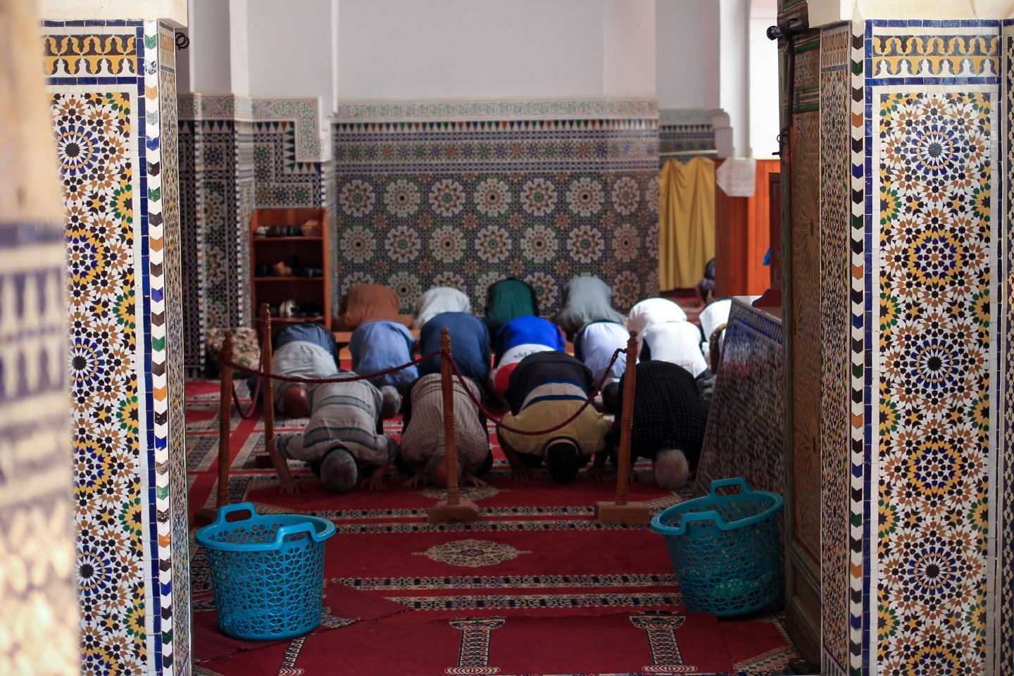 Hora del rezo, musulmanes en mezquita de Fez.