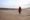 Carla caminando en las dunas de Sardinia Bay, Sudáfrica.