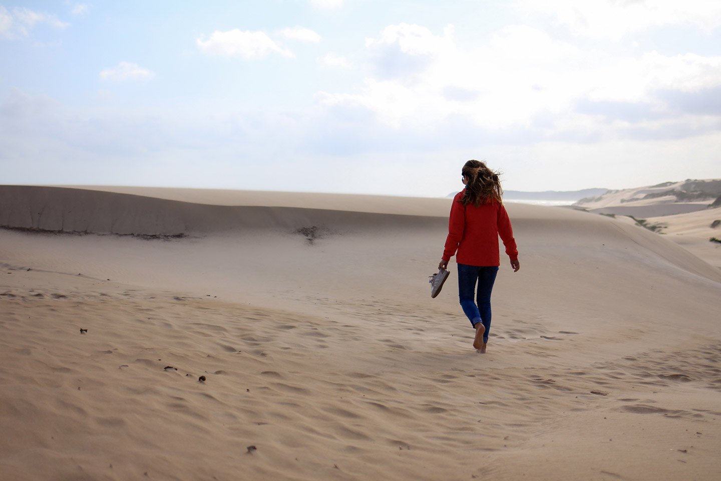 Carla caminando en las dunas de Sardinia Bay, Sudáfrica.