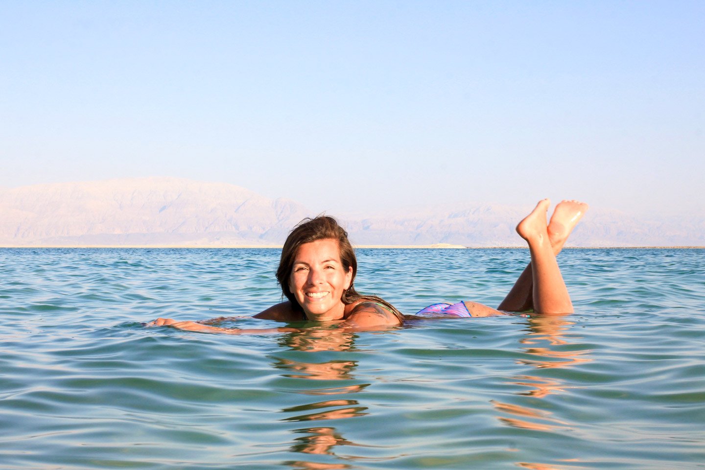 Carla flotando en el Mar Muerto, Israel.