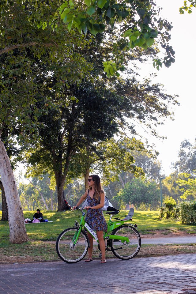 Paseando en bicicleta en el Parque Yarkón, Tel-Aviv.