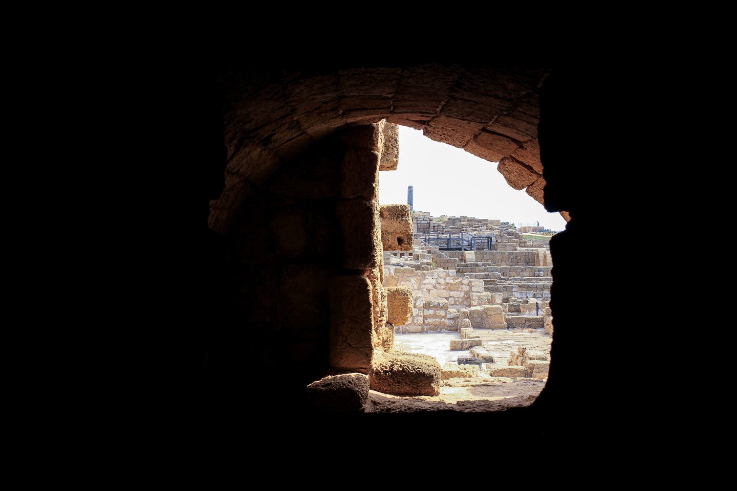 Vista de las ruinas desde el interior de un edificio en Cesarea