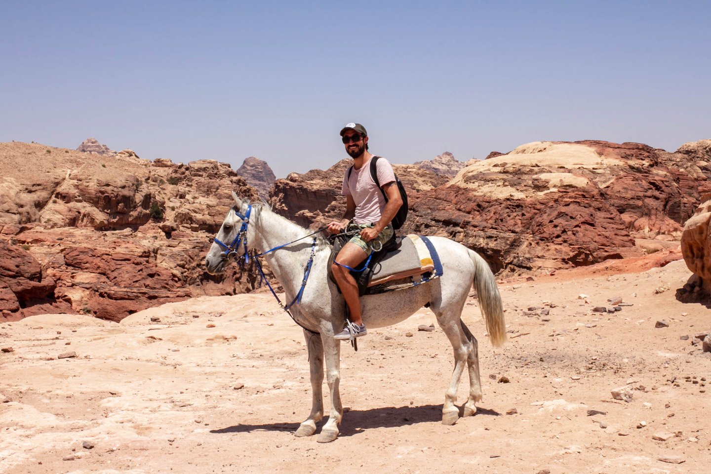 Alberto cabalgando en Petra, Jordania.
