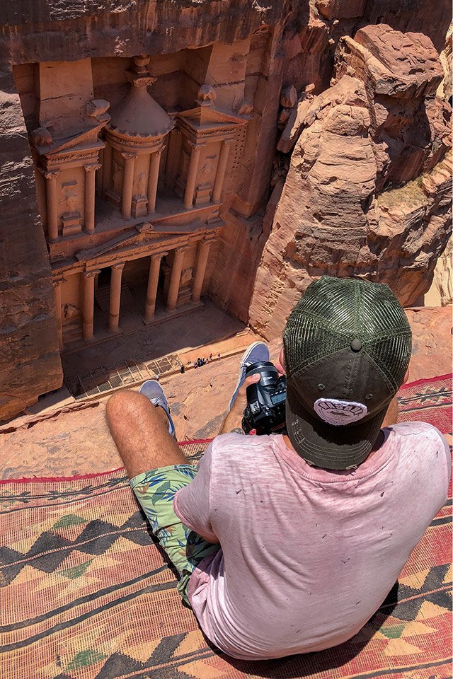 Viendo el Tesoro de Petra desde arriba.