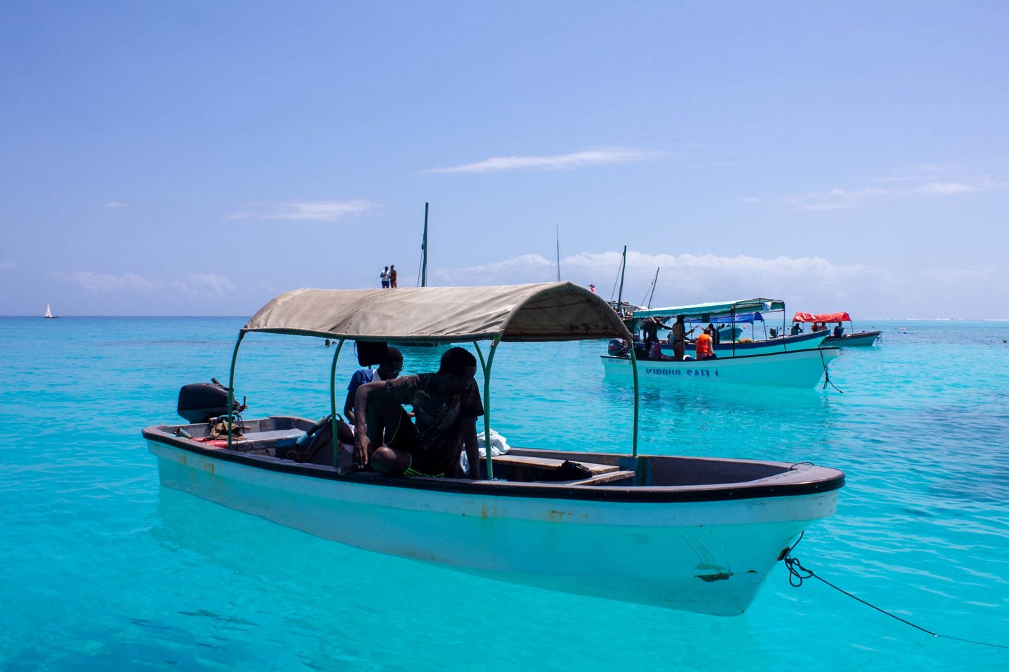 Grupo de botes en la isla de Mnemba, Zanzibar