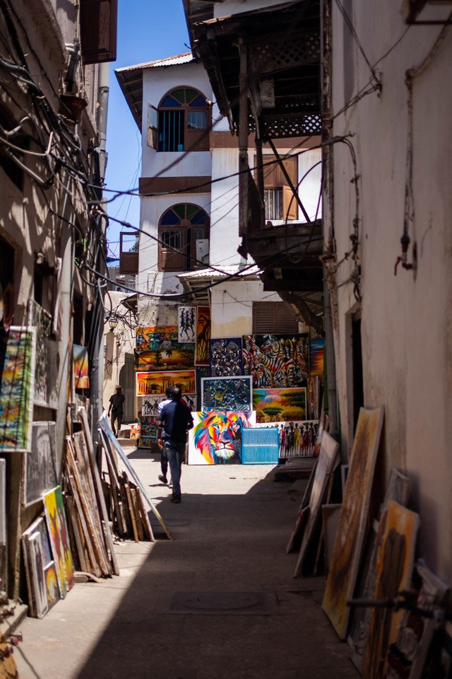 Calles llenas de arte y artesania en Stone Town, Zanzibar.