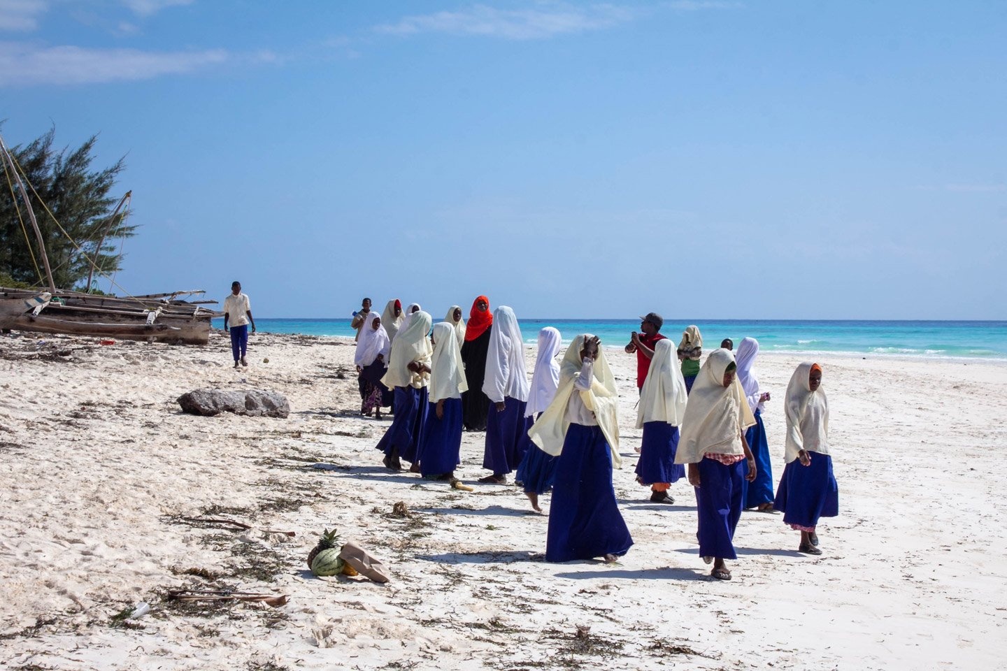 Escolares con prendas islámicas en playa de Zanzibar