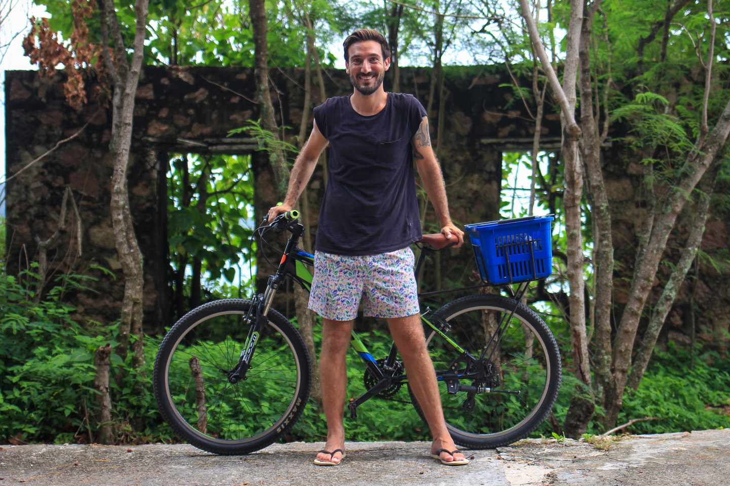 Alberto paseando en bicicleta, La Digue, Seychelles