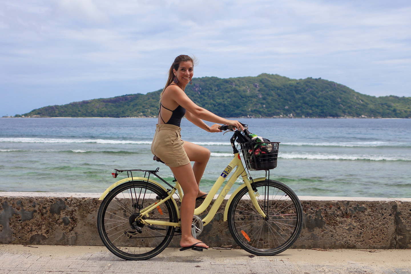 Carla paseando en bicicleta, La Digue, Seychelles